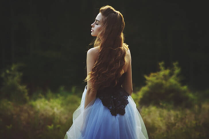 A Beautiful Charming Girl The Bride In A Luxurious And Elegant White  Wedding Dress Poses Tenderly With A Graceful Bouquet Of White Roses  Isolated On A Black Background High-Res Stock Photo -