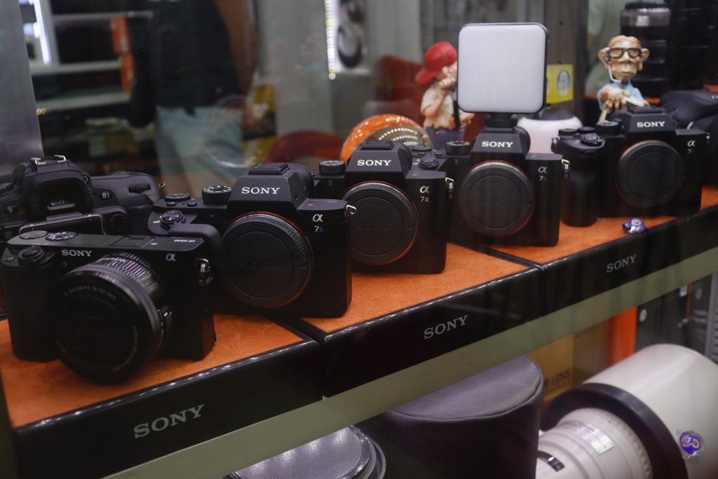 Benefits of Pairing Vintage Lenses with Sony Cameras