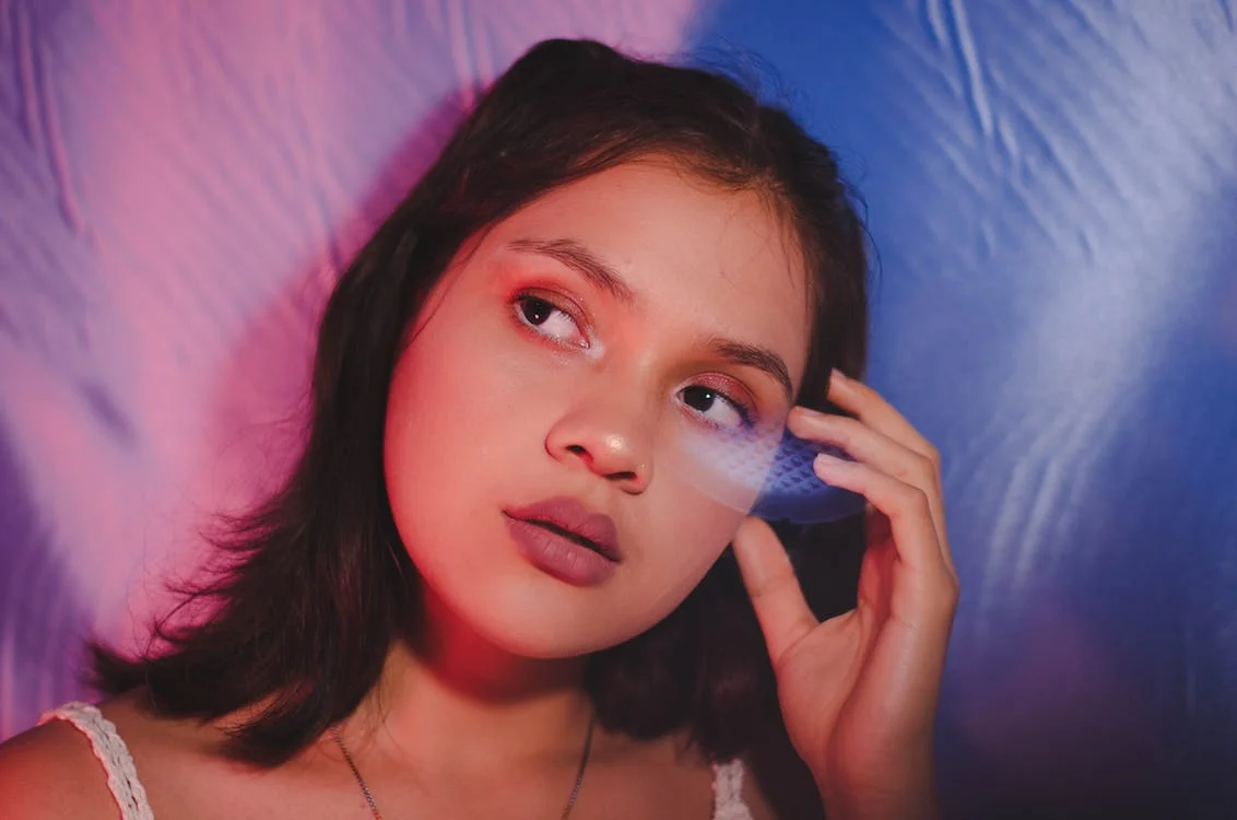 Beautiful female having green mask on face, wrapped white towel, poses half  naked, taking selfie on smartphone in bathroom, posing isolated over pink  background. Cosmetology and beauty concept. Stock Photo | Adobe