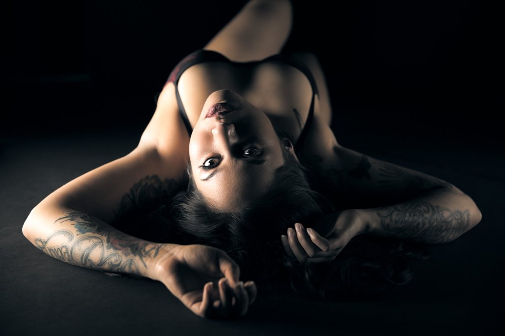 Tips for Capturing Flattering Angles in Boudoir Photos