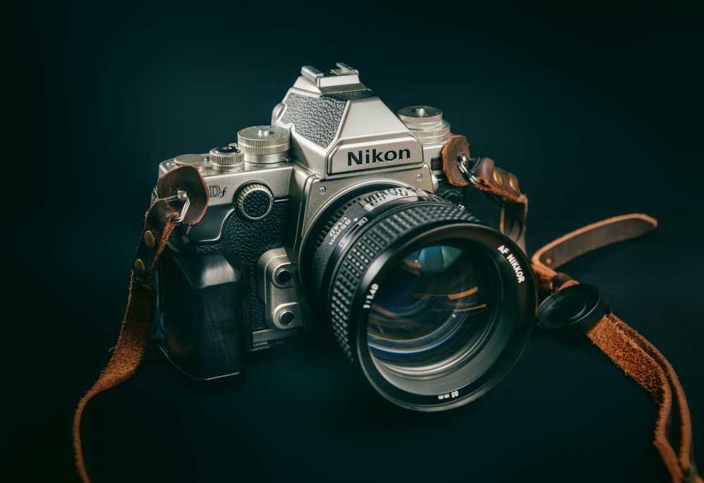 How Do User Reviews Compare Between the Nikon D610 and D750