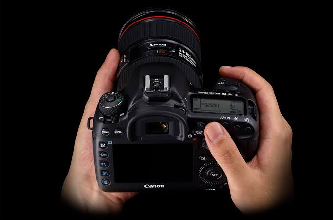 What Kind of Mount Does the Canon EOS 5D Mark IV Use