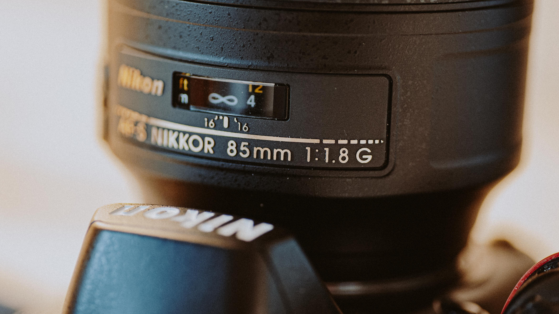 I-I-6Nikon_AF-S_85mm_f_18G